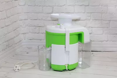 Sharbat siqib chiqaruvchi "Juravinka" SVSP-303P, 350W, 700 ml/min (Oq/yashil)