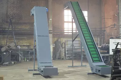 Скребковый ленточный конвейер