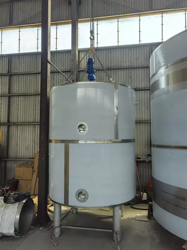 Нержавеющая обогреваемая емкость с мешалкой 5м3 - по запросу