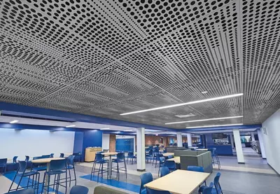 Потолок из алюминиевых панелей.