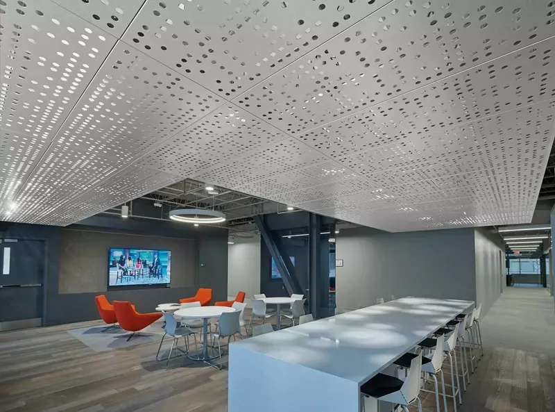 Потолок из алюминиевых панелей. - по запросу