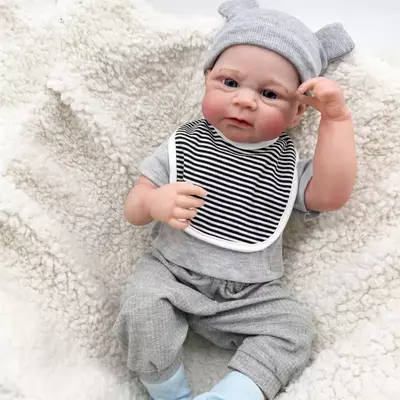 Kukla realistichnaya s vinilovymi konechnostyami i golovoy