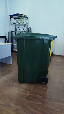   Chiqindi uchun 360 litrli bak