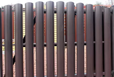 Заборы и ограждения из евроштакетника