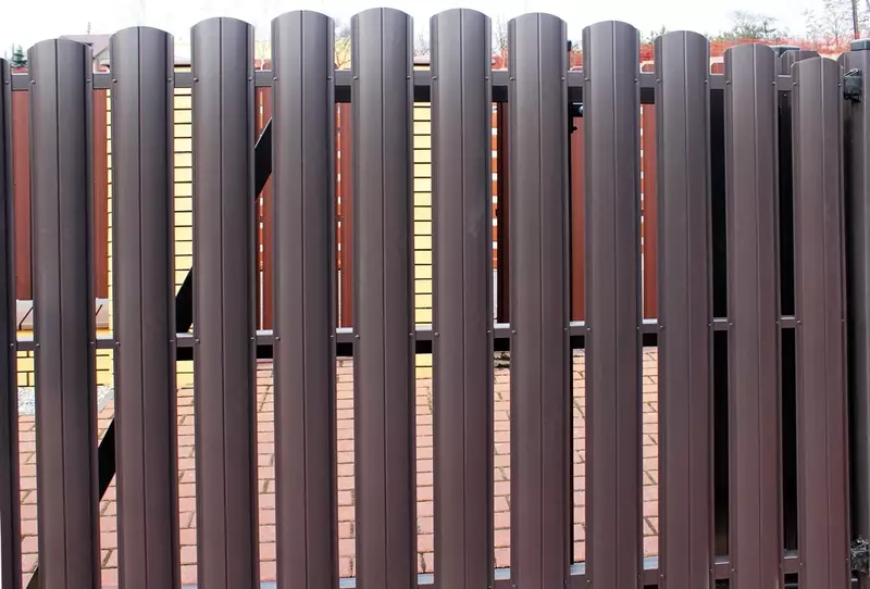 Заборы и ограждения из евроштакетника