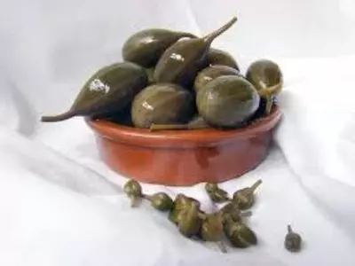 Кавар — это ягодоподобный плод с лекарственными свойствами.