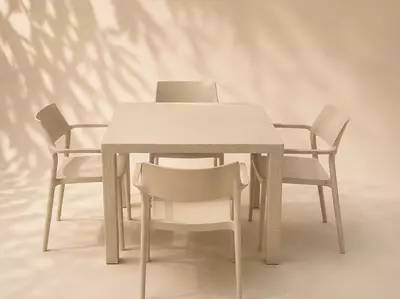   Bej rangdagi “FORTE” stoli va 4 ta “NOVA” kreslo to‘plami
