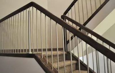 Zinadan tutqich (zanglamaydigan po'lat