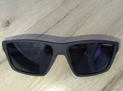 Очки солнцезащитные.