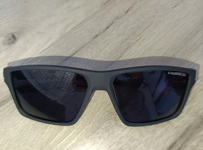 Очки солнцезащитные.