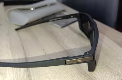 Очки солнцезащитные.