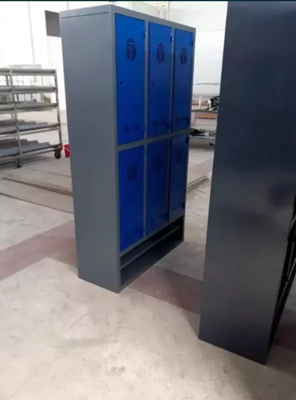 Металлический шкаф для одежды и обуви