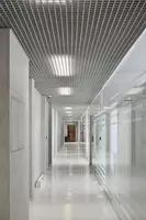 Потолки грильято с профилем 40×10 и ячейками 100×100 мм