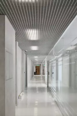 Потолки грильято с профилем 40×10 и ячейками 100×100 мм