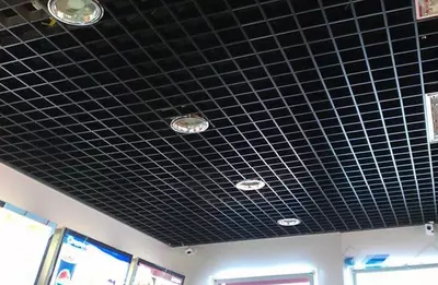 Потолки грильято с профилем 40×10 и ячейками 150×150 мм