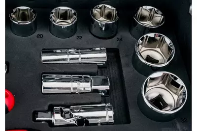 Набор инструментов (в алюминиевом кейсе) "Gigant Professional" GPS 151, 1/2" и 1/4" 151 предмет (151 предмет)