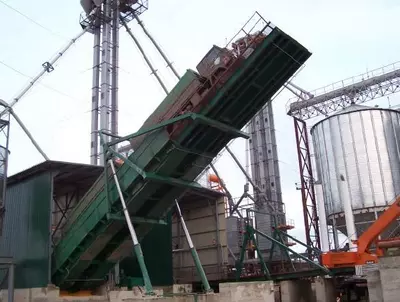 Автомобилеразгрузчик через заднюю ось.