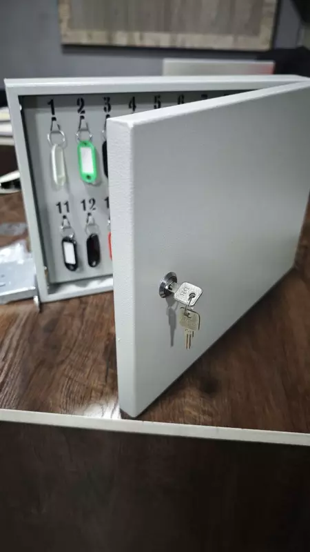 Металлический шкаф для ключей