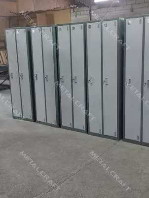 Металлический шкаф для одежды