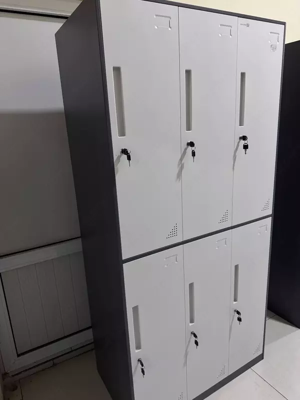 Kiyim almashtirish uchun metall shkaf