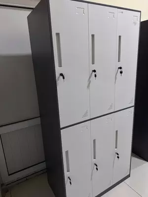 Kiyim almashtirish uchun metall shkaf