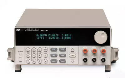 Dasturlashtiriladigan chiziqli doimiy tok quvvat manbai AKIP-1142/3G (264495-modda)