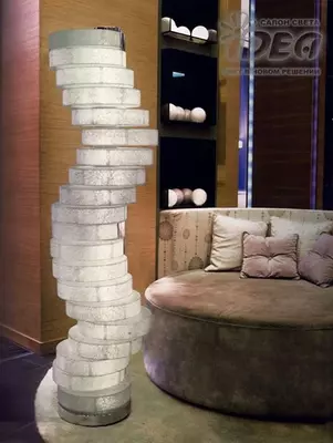 xonadon uchun yoritish dizaynerlik didiga ega.