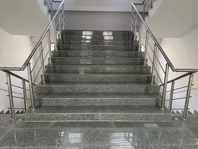 Услуги по изготовлению и монтажу лестниц в жилых и административных зданиях