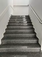  Услуги по изготовлению и монтажу лестниц в жилых и административных зданиях - 