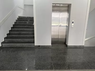   Услуги по изготовлению и монтажу лестниц в жилых и административных зданиях