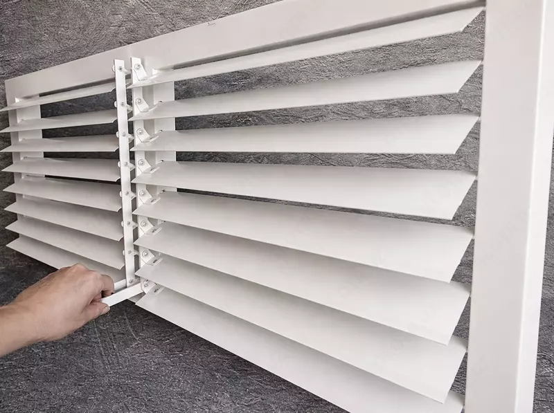  Fasad uchun kuchaytirilgan sozlanadigan panjara VRN-UR - 