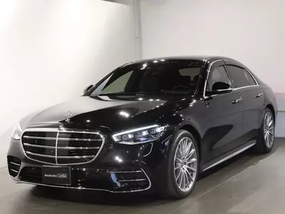 Qora Mercedes-Benz S-Class W223 rusumli avtomobilda 10 soatgacha ijara asosida shahar boylab mehmonlarni tashish xizmati