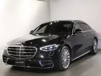 Qora Mercedes-Benz S-Class W223 rusumli avtomobilda 10 soatgacha ijara asosida shahar boylab mehmonlarni tashish xizmati