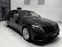 Qora Mercedes-Benz S-Class W222 rusumli avtomobilda 10 soatgacha ijara asosida shahar boylab mehmonlarni tashish xizmati