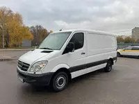   Oq rangli Mercedes-Benz Sprinter avtomobilidagi mehmonlar uchun shahar transporti xizmati (aeroport transferi)
