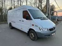  Oq rangli Mercedes-Benz Sprinter avtomobilidagi mehmonlar uchun shahar transporti xizmati (aeroport transferi) Chakana savdo