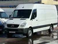 Shahar boylab oq rangli Mercedes-Benz Sprinter avtomobilida 10 soatgacha ijara asosida mehmonlarni tashish xizmati