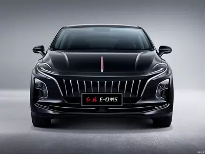 Qora Hongqi E-QM5 rusumli avtomobilida 10 soatgacha ijara asosida shahar boylab mehmonlarni tashish xizmati