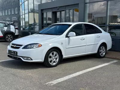 Shahar boylab oq Chevrolet Gentra avtomobilida 10 soatgacha ijara asosida mehmonlarni tashish xizmati