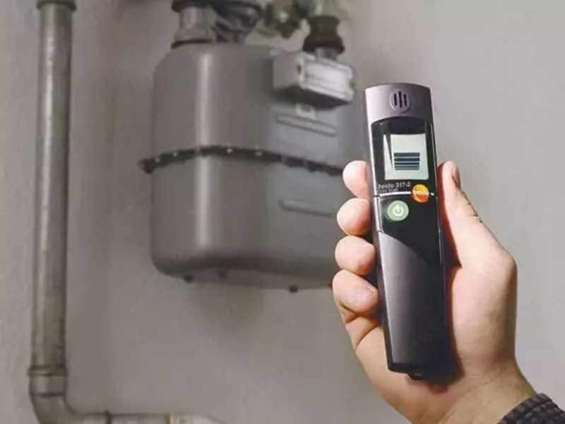 Ulanishlarning mahkamligini tekshirish uchun Testo 317-2 qo'lda yonuvchan gaz oqishi detektori