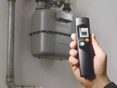 Ulanishlarning mahkamligini tekshirish uchun Testo 317-2 qo'lda yonuvchan gaz oqishi detektori