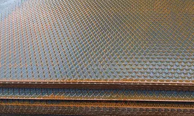 Стальные листы с ромбическим рифлением