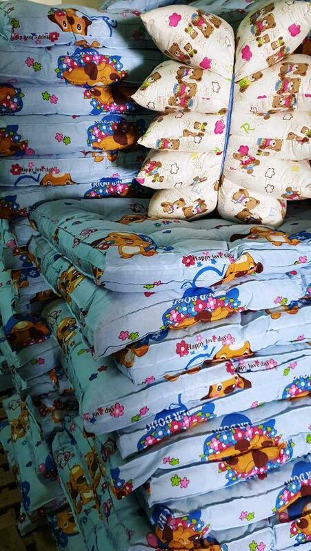 Детский матрас и подушки в огромном количестве 