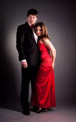 Женски и мужские вечерние наряды