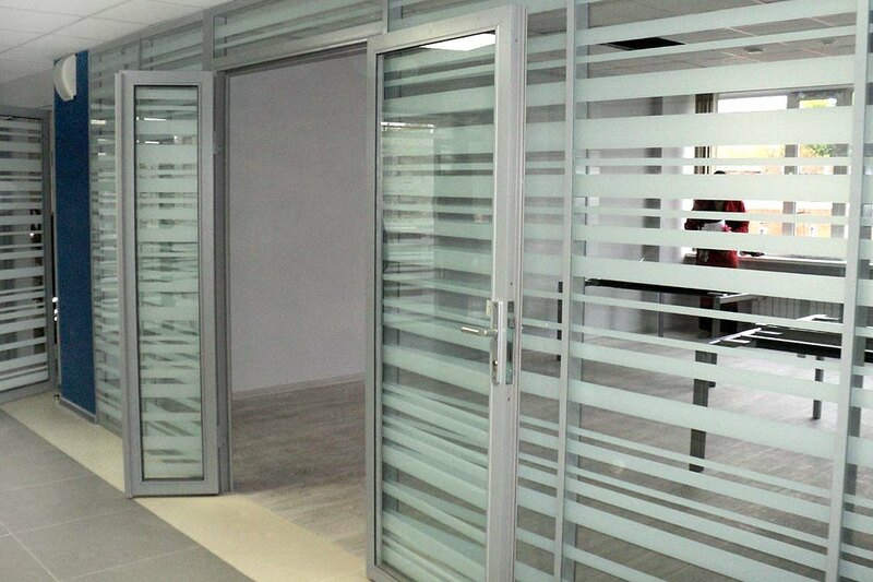 Интерьерное оформление офиса из стекла по заказу!