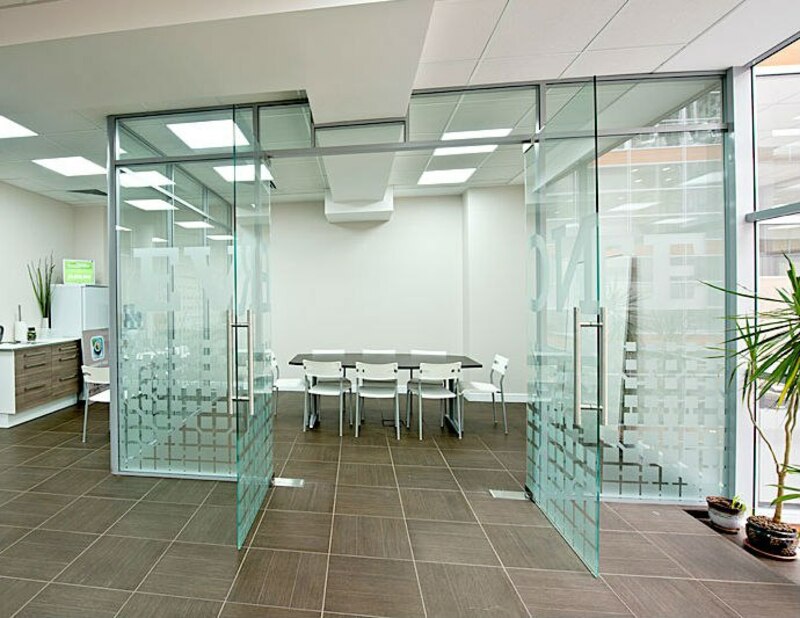 Интерьерное оформление офиса из стекла по заказу!