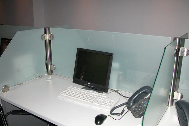 Настольные перегородки из стекла для офиса под заказ!