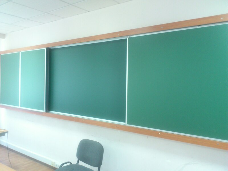 Доска меловая, установлена в учебной аудитории филиала МГУ им. Ломоносова в Ташкенте