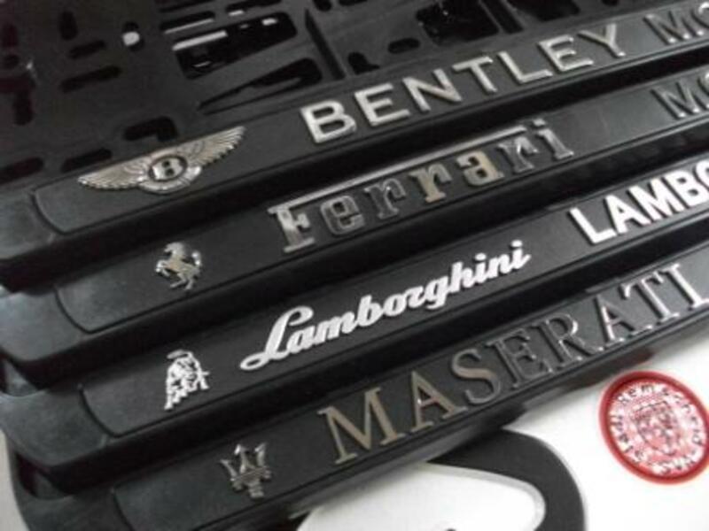 Реклама на рамках номерного знака автосалонов выполненная в виде объемной графики. 