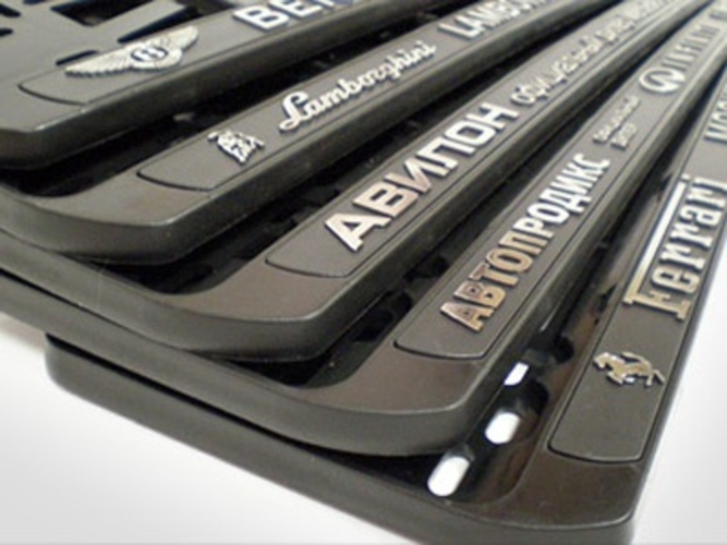 Реклама на рамках в виде объемной графики с инкрустацией знаков и букв металлизированной  экстерьерной фольгой фирмы KURZ (Германия)